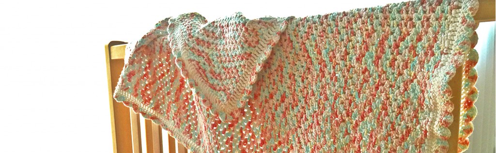 Babydecke mit Umrandung im Muschelmuster