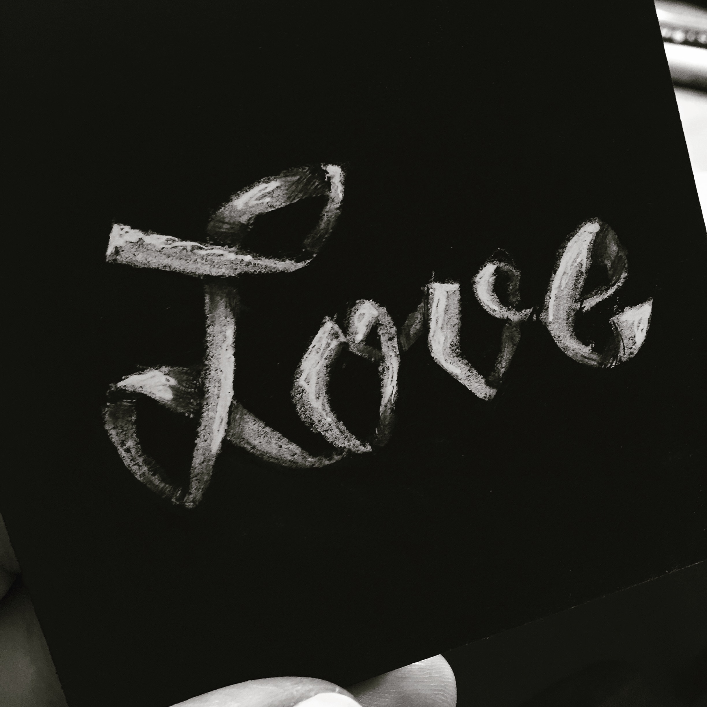 Love Hand-Lettering "Love" weiß auf schwarz