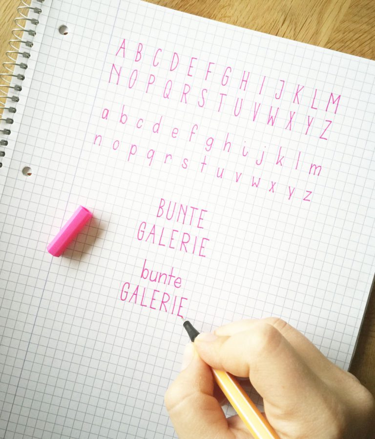 Handlettering Übung auf Karopapier - serifenlose Schfrift