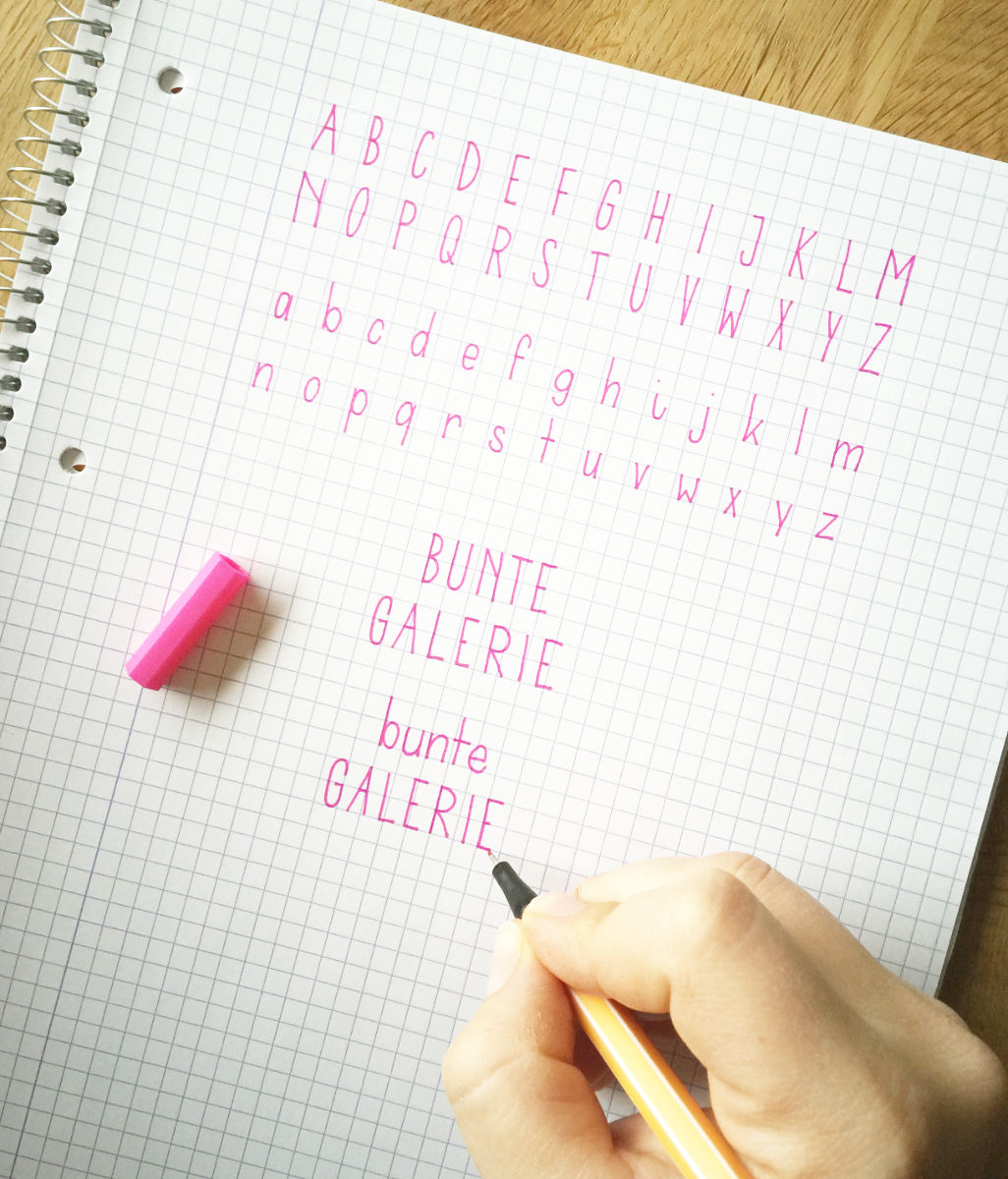 Handlettering Übung auf Karopapier - serifenlose Schfrift