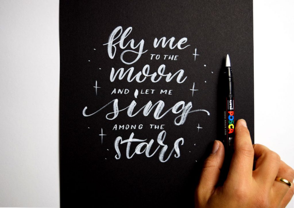 Brushlettering "Fly me to the moon" - Ludmila Blum | Bunte Galerie